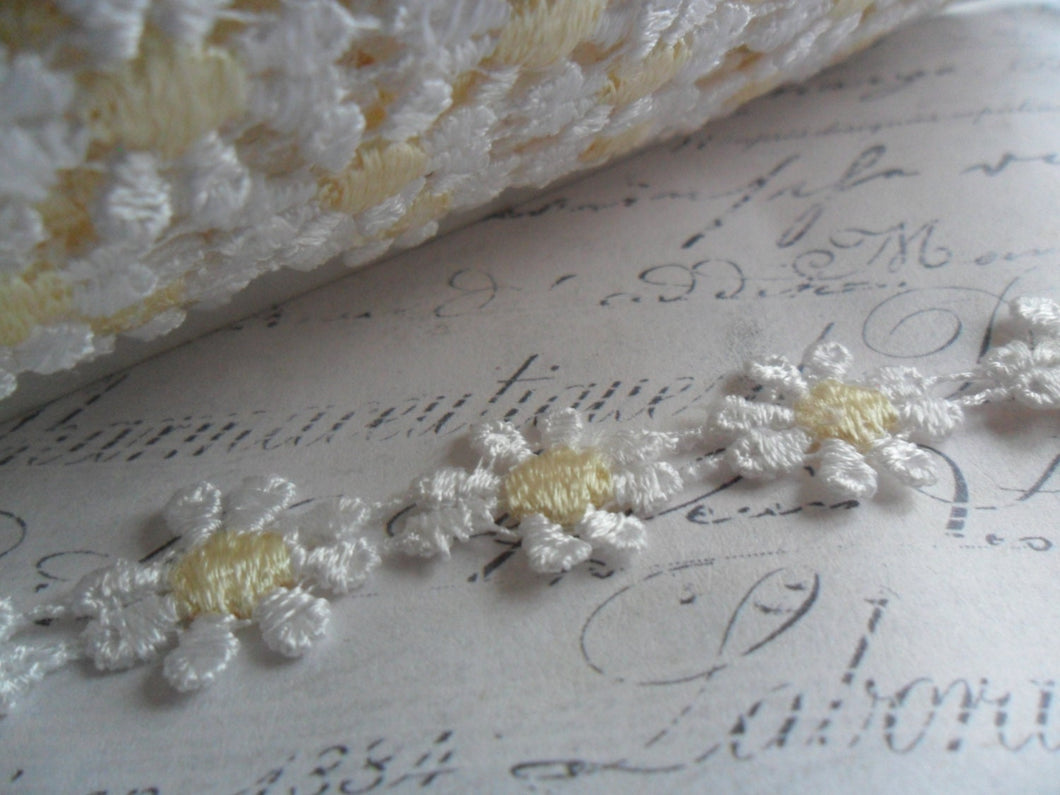Pure White with Butter Yellow Centers Daisy Chain Venise Lace Trim 3/4 inch