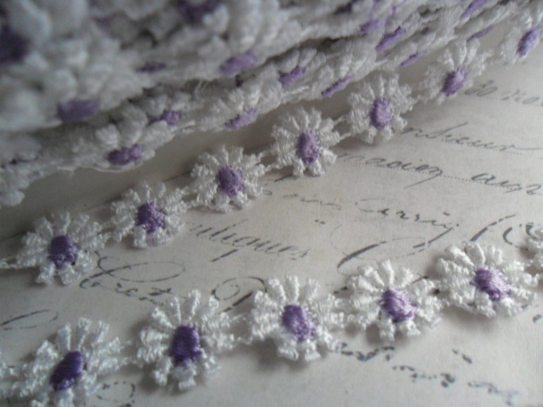 1/2 inch White with Violet Centers Petite Daisy Chain Trim